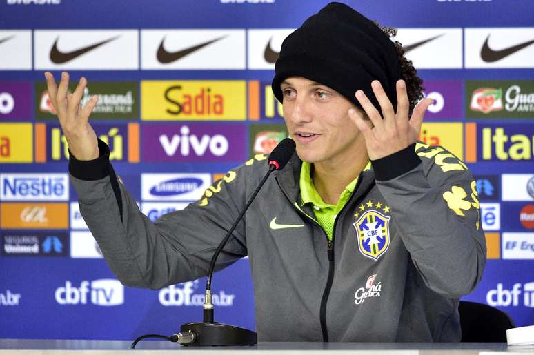 David Luiz respondeu com calma às perguntas mais duras sobre as atuações abaixo do esperado da Seleção Brasileira