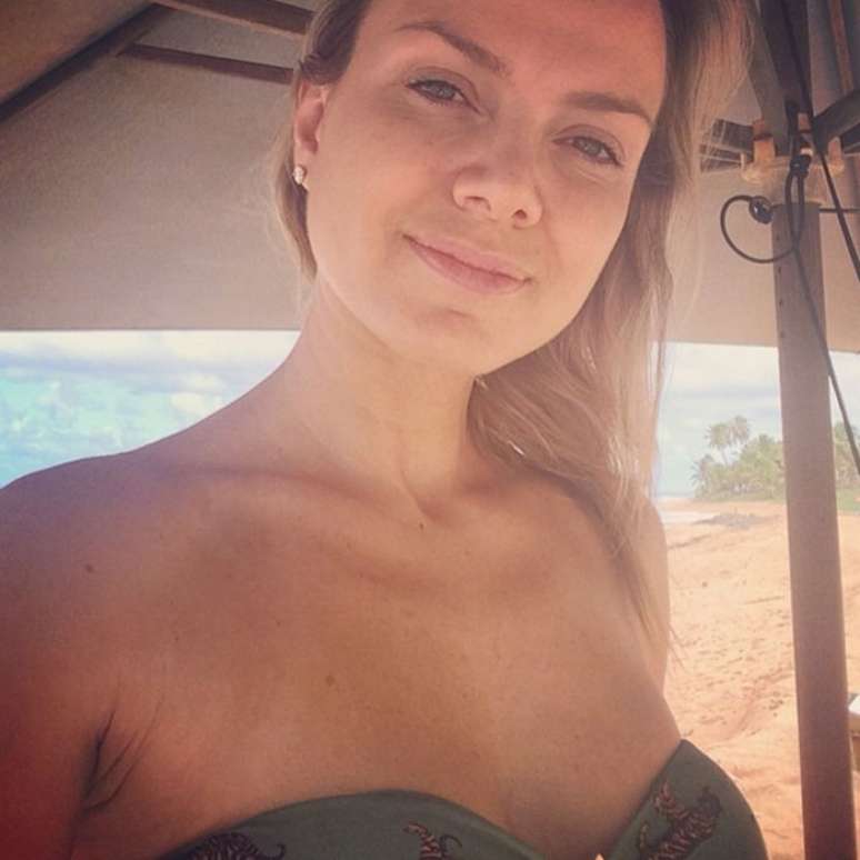 <p>Normalmente produzida, Eliana publicou uma foto diferente em seu Instagram nessa sexta-feira (20). A apresentadora aparece na praia, de biquíni e cara lavada. "Hoje é daqueles dias que não aceito qualquer tipo de produção. Nada de maquiagem e só filtro solar. Naturalmente feliz", escreveu na legenda</p>