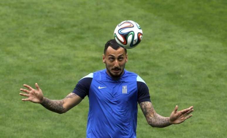 Atacante da Grécia, Konstantinos Mitroglou, cabeceia bola durante treino em Belo Horizonte. 20/06/2014.