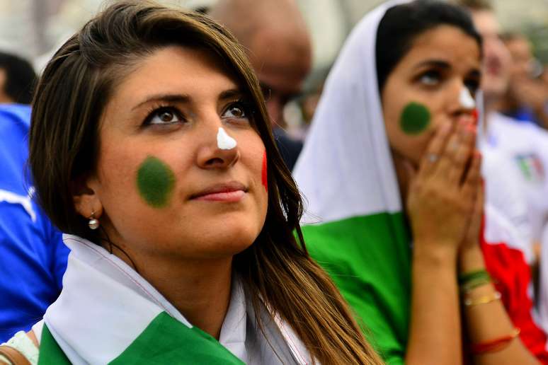 Torcedores da Itália e da Costa Rica pintaram o rosto para assistir ao jogo entre as seleções, nesta sexta-feira, na Fan Fest em Copacabana, no Rio de Janeiro