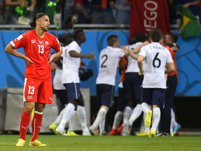 Franceses comemoram gol em cima da Suíça em partida na Arena Fonte Nova, em Salvador. A equipe francesa massacrou a seleção suíça e venceu por 5 a 2.