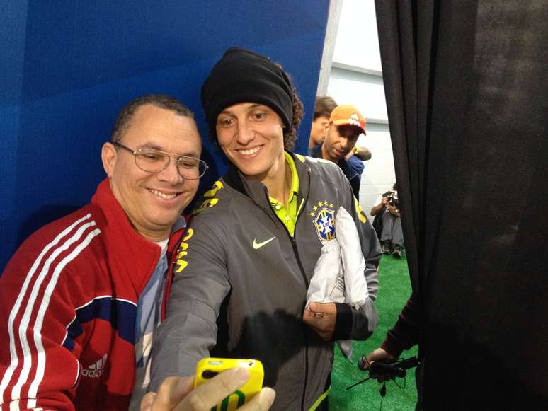 David Luiz mostrou seu lado atencioso e tirou fotos com alguns jornalistas após a entrevista