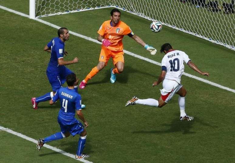 Jogador da Costa Rica Bryan Ruiz faz gol em partida contra a Itália, na Arena Pernambuco, em Recife.