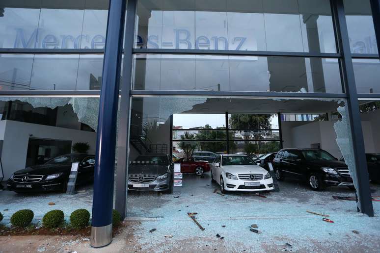 Concessionária da Mercedes-Benz destruída durante protesto em julho de 2014