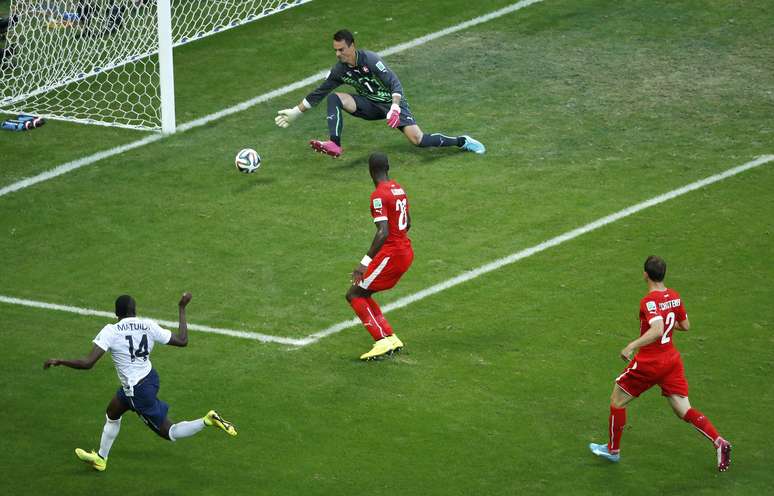 Benzema serve Matuidi na &aacute;rea, o camisa 14 acerta baixo no canto direito e faz o segundo franc&ecirc;s