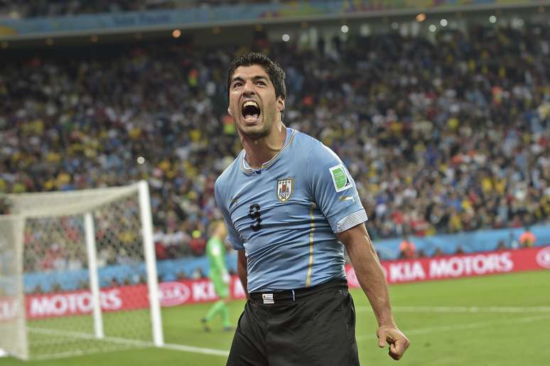 Luis Suárez chora e comemora vitória de 2 a 1 do Uruguai contra a Inglaterra na Arena Corinthians, em São Paulo