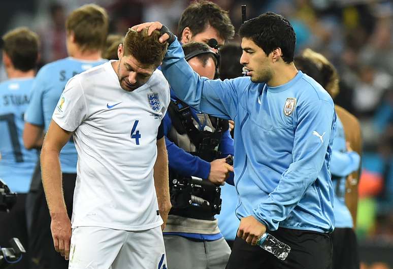 Companheiros de Liverpool, Suárez e Gerrard atuaram em lados opostos nesta quinta-feira