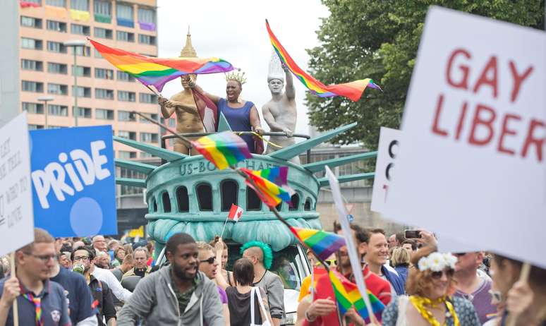 Milhares de pessoas se juntaram neste sábado nas ruas da capital da Alemanha para celebrar o Christopher Street Day, o dia em que homossexuais e transexuais tradicionalmente reivindicam seus direitos contra a discriminação
