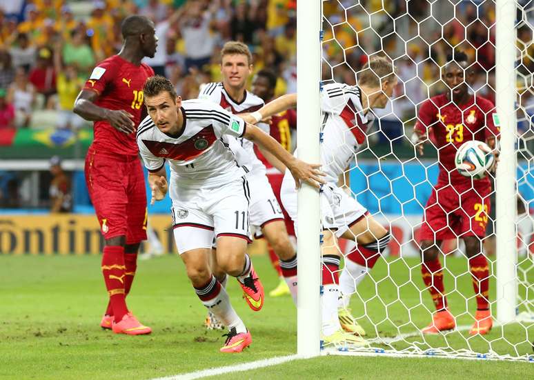 Klose comemora o gol de empate contra Gana, seu 15º em Copas do Mundo, igualando a marca do brasileiro Ronaldo