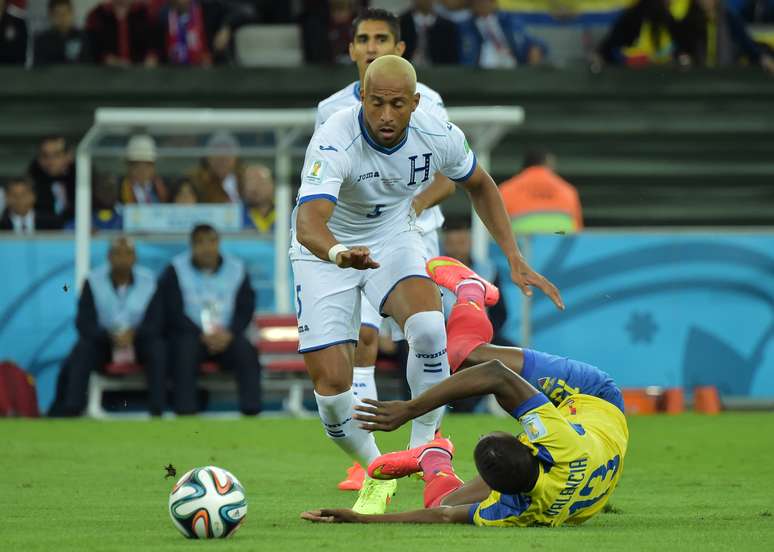 Autor dos dois gols da virada equatoriana em cima de Honduras em Curitiba, Valencia recebe falta de Bernardez