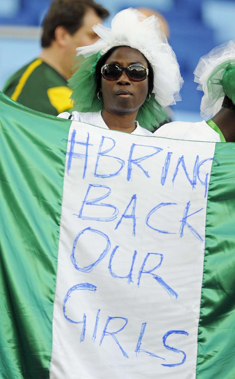 <p>Torcedores de Nigéria e Bósnia chegaram cedo à Arena Pantanal</p>