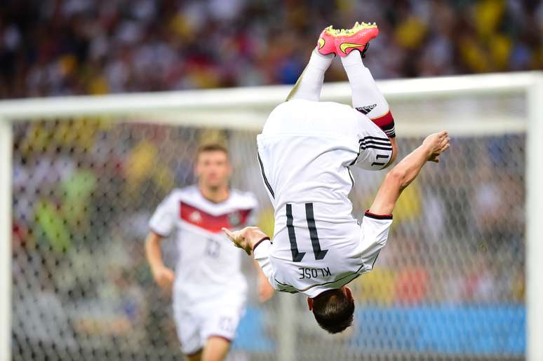 <p>Klose fez a tradicional cambalhota ao marcar seu gol histórico em Copas, mas errou o cálculo e aterrissou sentado</p>