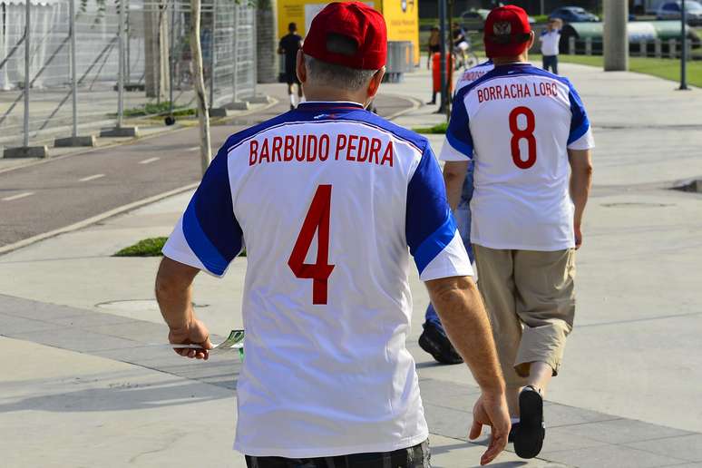 Na v&eacute;spera do jogo R&uacute;ssia x B&eacute;lgica no Maracan&atilde;, torcedores russos chamaram a aten&ccedil;&atilde;o pelo bom humor. O grupo circulou pelos arredores do Maracan&atilde; com apelidos estampados na camisa da sele&ccedil;&atilde;o de seu pa&iacute;s, entre eles, nomes engra&ccedil;ados como "Gr&aacute;vida Cabe&ccedil;a", "Fofo Pinguim", "Borracha Lobo", "Bondoso Trav&atilde;o" e "Cozido Macho" 