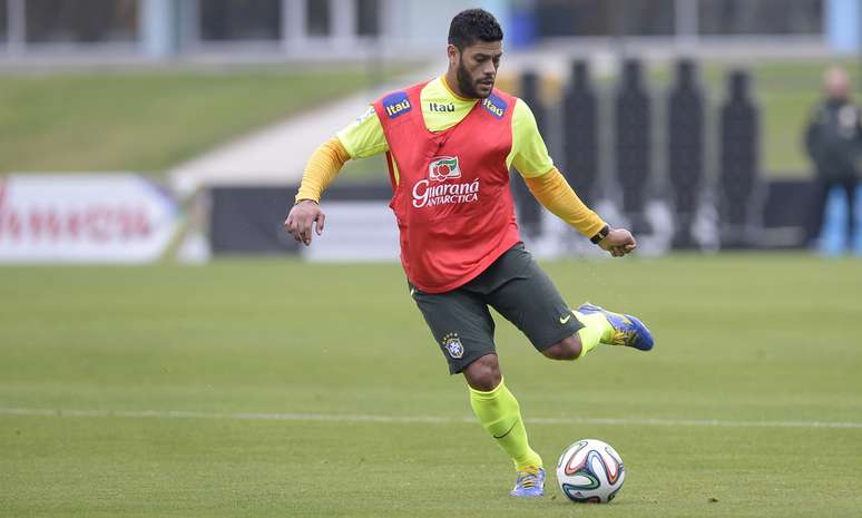 <p>A dois dias do jogo decisivo contra Camar&otilde;es, pela terceira rodada da Copa do Mundo de 2014, a Sele&ccedil;&atilde;o Brasileira realizou um treino neste s&aacute;bado na Granja Comary, na serra carioca.&nbsp;A presen&ccedil;a de Hulk no treino foi o grande destaque. Ele ficou de fora do &uacute;ltimo jogo da Sele&ccedil;&atilde;o contra o M&eacute;xico.&nbsp;</p>