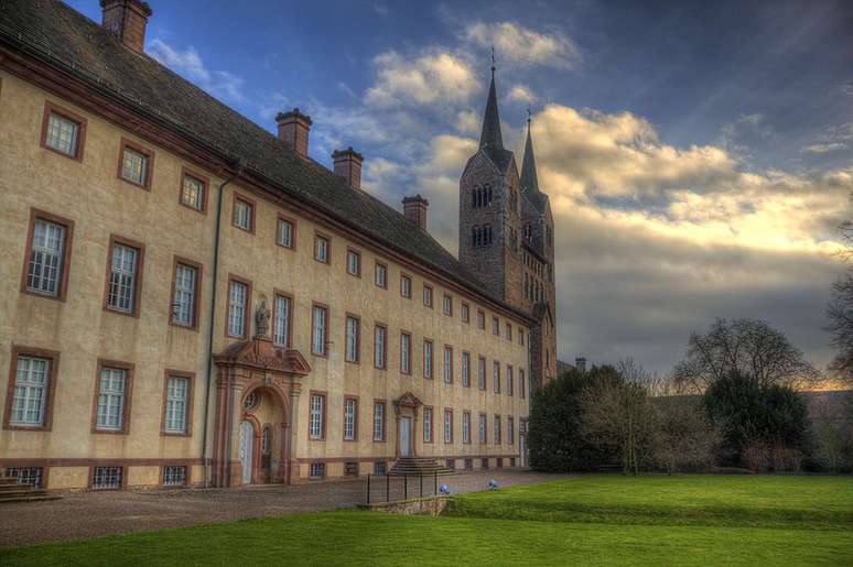 <p>Abadia foi construída por monges beneditinos nas margens do rio Weser no ano de 822</p>