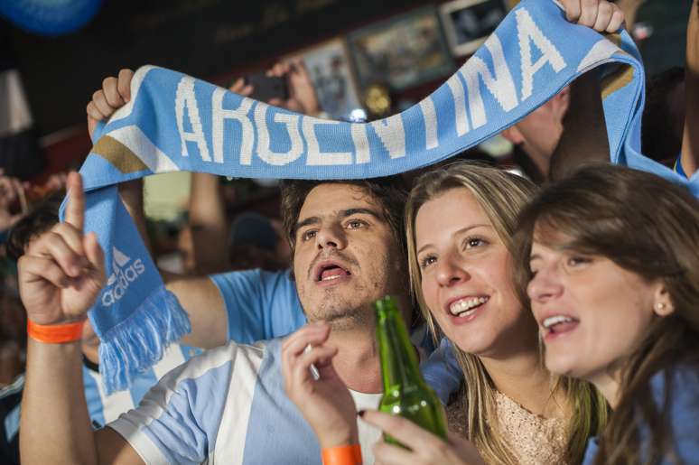 Torcedores da seleção argentina se divertem no bar Moocaires, no bairro da Mooca, em São Paulo, e comemoram a vitória de 1 a o contra o Irã, na tarde deste sábado