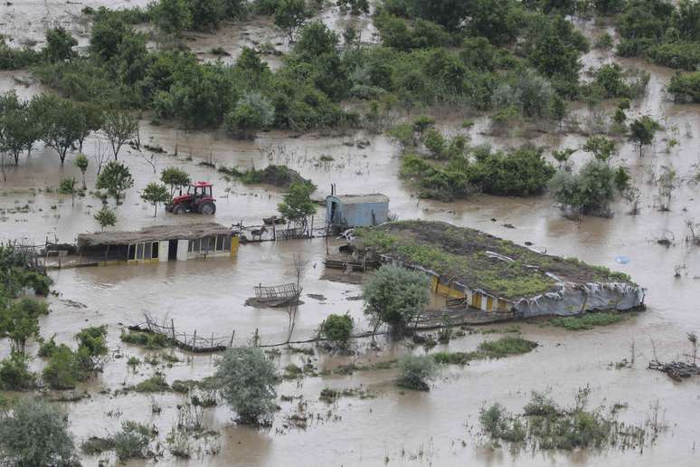 <p>Imagem mostra, em&nbsp;uma vista a&eacute;rea, uma &aacute;rea alagada pelas chuvas torrenciais na Bulgaria</p>