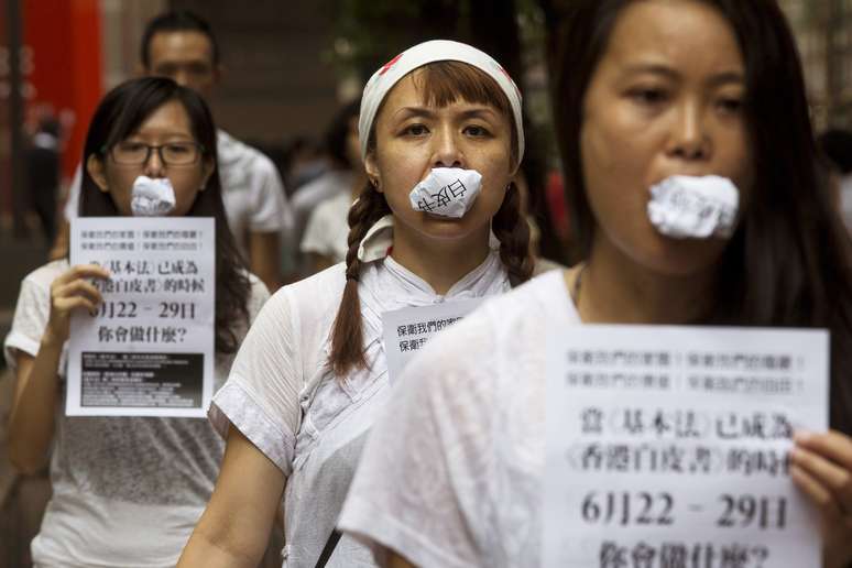 <p>Artistas protestam para chamar novos chineses a participar do referendo em Hong Kong</p>