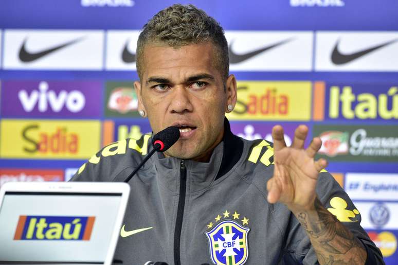 <p>Daniel Alves puxou a fila para os demais jogadores rebaterem as críticas sobre o desempenho abaixo da média da Seleção</p>