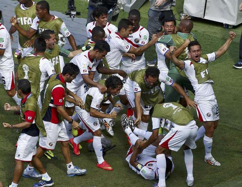 Jogadores da Costa Rica comemoram gol marcada contra a Itália em Recife. 20/06/2014.