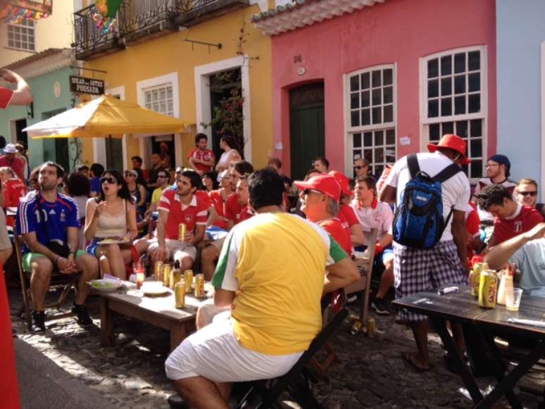 Grupo de suíços se reúne para ver jogo da Copa no Pelourinho