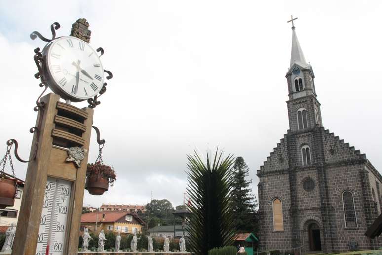 Igreja Matriz São Pedro, localizada na avenida Borges de Medeiros, a principal da cidade, atrai dezenas de turistas todos os dias