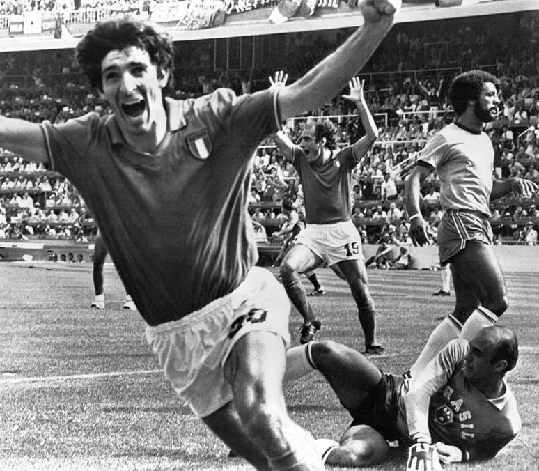 <p>Paolo Rossi frustra o sonho do tetra na Copa de 1982</p>