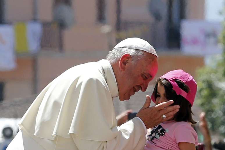 <p>Papa Francisco beija uma garota enquanto ele chega para visitar uma catedral em Cassano allo Jonio, sul da Itália</p><p> </p>