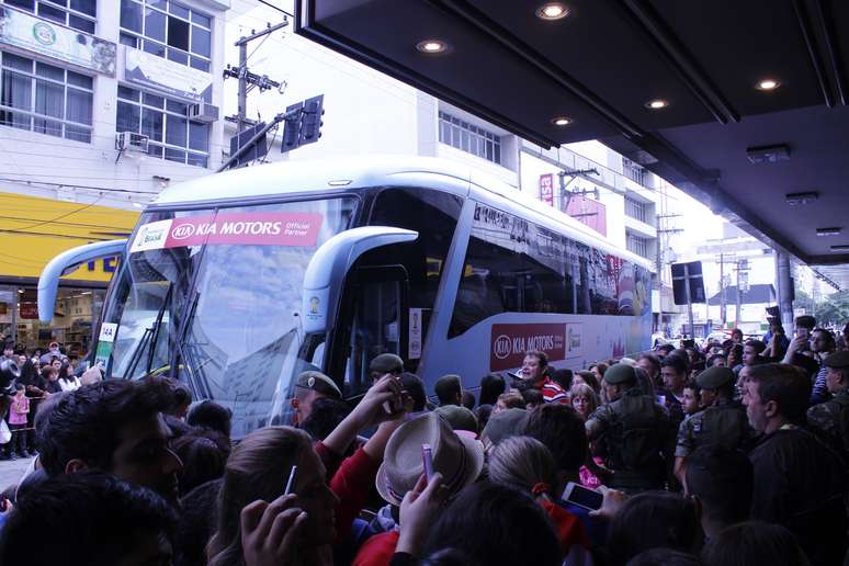 Ônibus da Costa Rica é cercado por torcedores em Santos