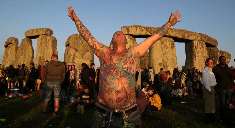 <p>V&aacute;rias pessoas&nbsp;se reuniram no sul da Inglaterra para comemorar o solst&iacute;cio de ver&atilde;o</p>