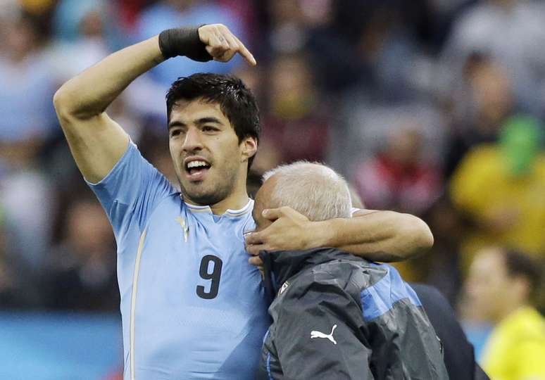 Após gol na vitória diante da Inglaterra, Suarez comemorou com o fisioterapeuta Walter Suarez (foto)