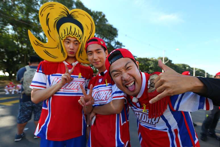 Torcedores sul-coreanos e argelinos fazem festa antes do jogo das sele&ccedil;&otilde;es de seus pa&iacute;ses, neste domingo, no Est&aacute;dio Beira-Rio, em Porto Alegre