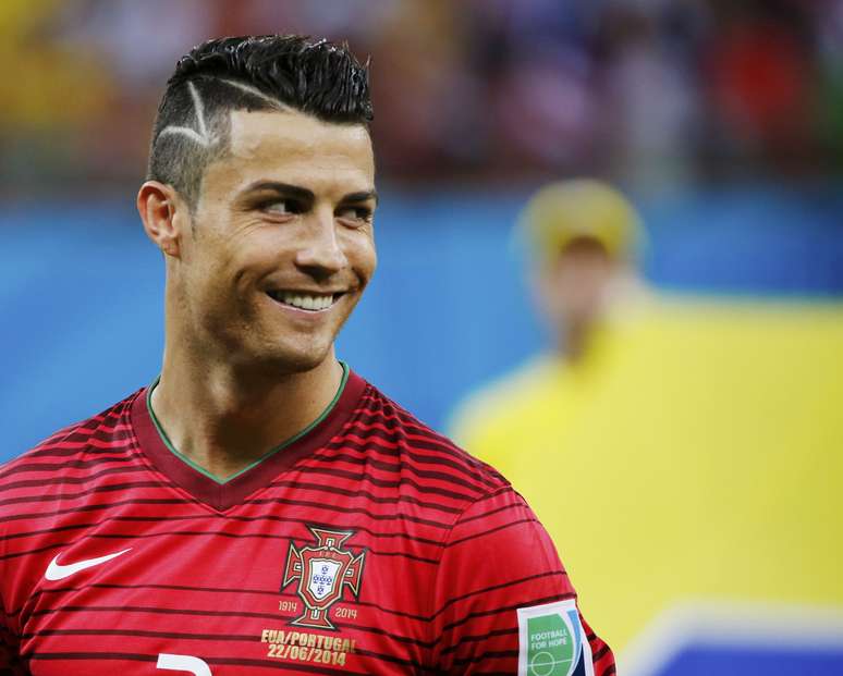 Cristiano Ronaldo mais uma vez atraiu os holofotes na noite deste domingo, durante partida entre Estados Unidos x Portugal na Arena Amaz&ocirc;nia, em Manaus; o atacante n&atilde;o economizou nas caras e bocas e fez a alegria das f&atilde;s que acompanhavam a disputa 