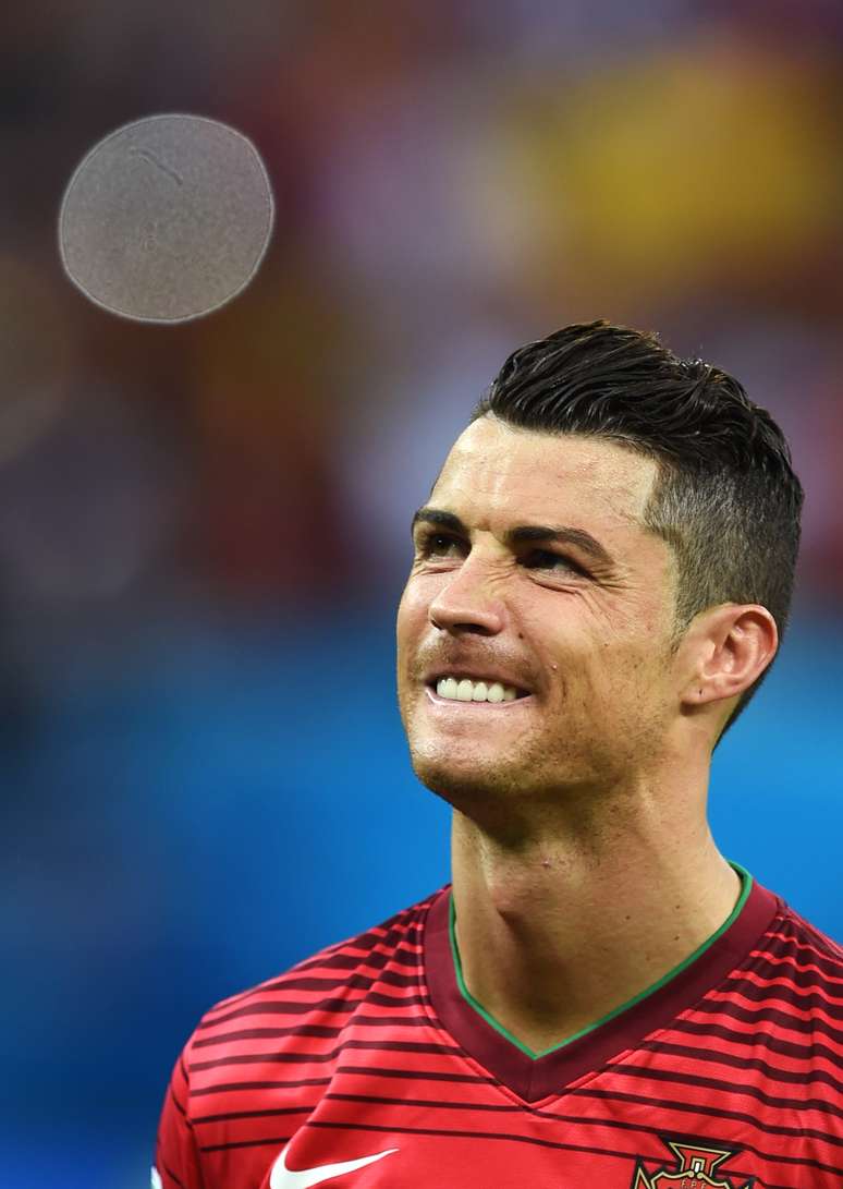 Cristiano Ronaldo mais uma vez atraiu os holofotes na noite deste domingo, durante partida entre Estados Unidos x Portugal na Arena Amazônia, em Manaus; o atacante não economizou nas caras e bocas e fez a alegria das fãs que acompanhavam a disputa 