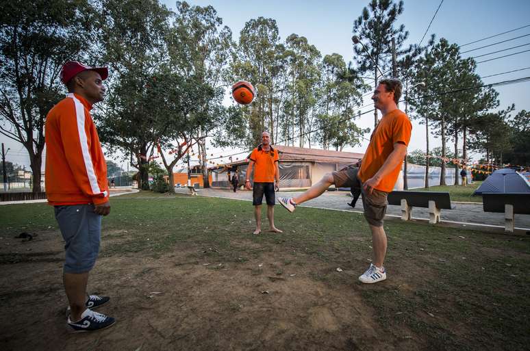 <p>Torcedores holandeses fazem a festa no Orange Camping na Represa de Guarapiranga</p>