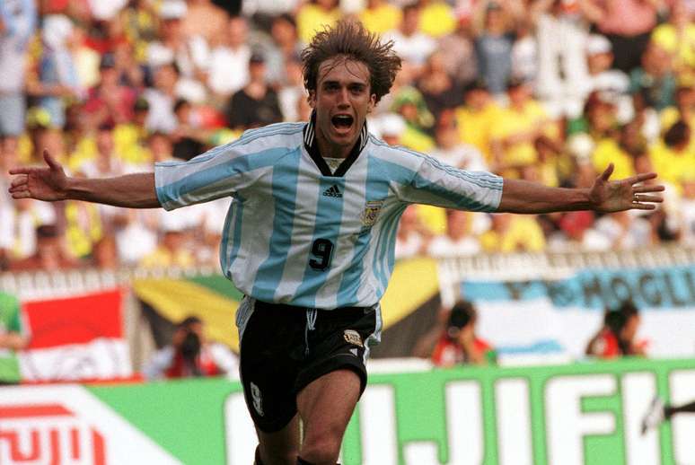 <p>Batistuta comemora gol na Copa de 1998: maior artilheiro da Argentina n&atilde;o conseguia ficar de p&eacute; ap&oacute;s encerrar a carreira</p>