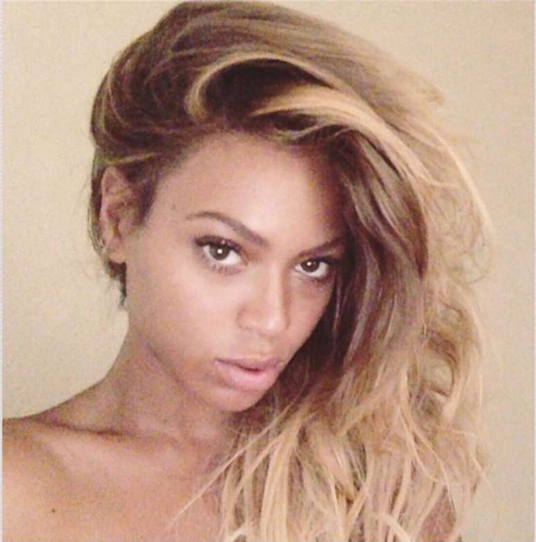 <p>A cantora Beyoncé aproveitou o domingo (22) para descansar e dividiu com seus seguidores foto em que aparece sem maquiagem. Com os cabelos ao natural, a cantora fez pose para a selfie e postou no Instagram. Os fãs logo começaram a comentar e não economizaram nos elogios. "Sua linda", escreveu @line_morgane. "Você acabou de acordar", comentou @so_what_deitos e "perfeição", disse @therenaissanceratchet</p>