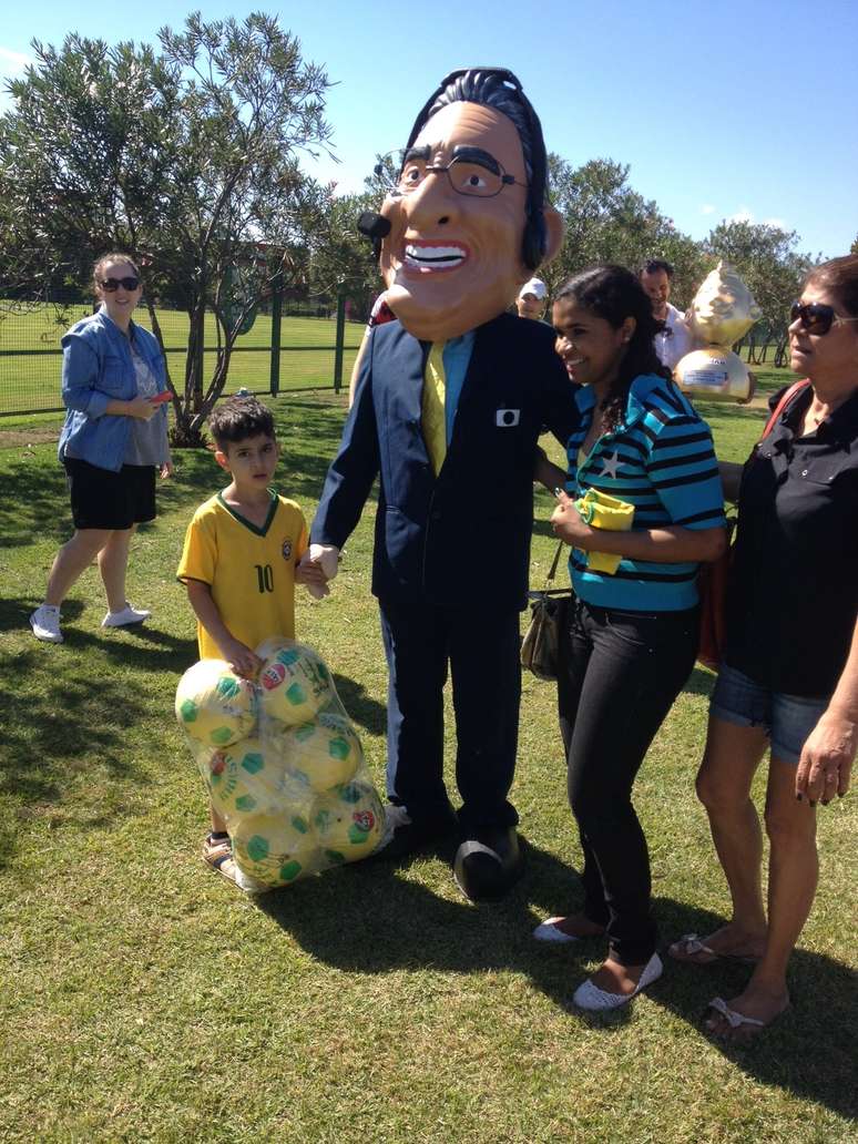 Galvão Bueno foi lembrado pela família e ganhou um boneco gigante