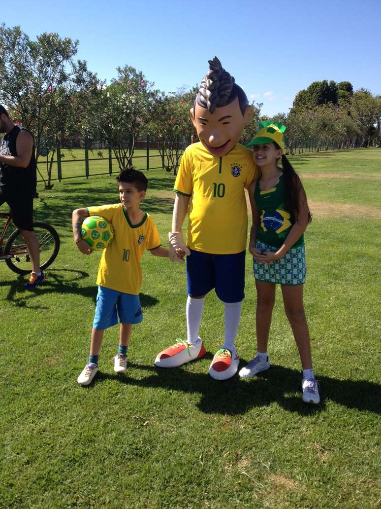 Boneco de Neymar faz sucesso entre os torcedores