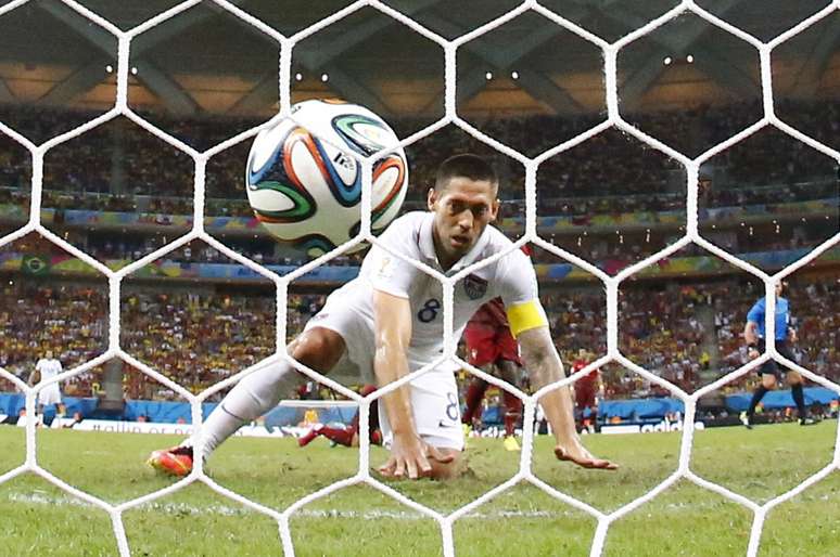 <p>Dempsey desvia a bola de barriga para dentro do gol e vira o jogo para os Estados Unidos em partida contra Portugal</p>