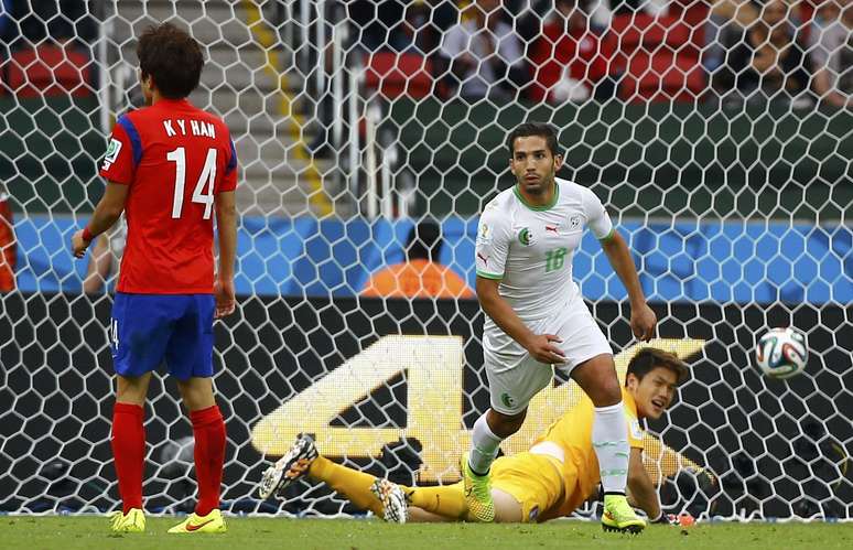 Jogador argelino Djabou comemora o terceiro gol da Argélia na partida contra a Coreia do Sul