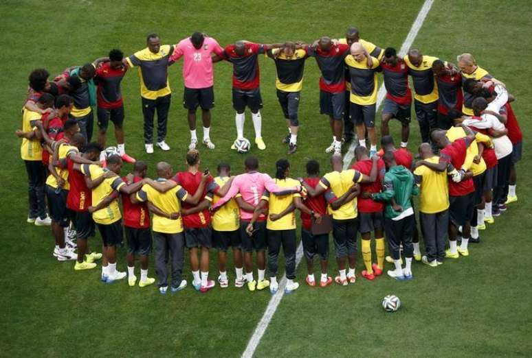 <p>Antes de iniciar o treinamento, jogadores de Camarões mostraram a união da equipe mesmo com a eliminação precoce na Copa do Mundo</p>