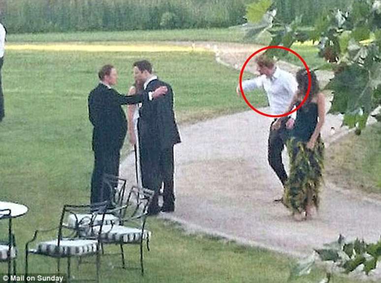<p>Fotos do casamento mostram Harry com a camisa branca solta e de divertindo na festa</p>