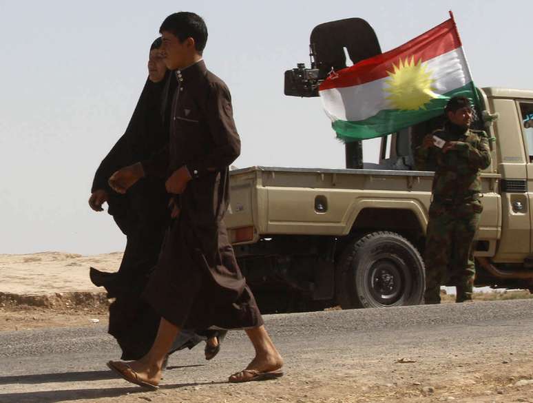 <p>Fam&iacute;lias desalojadas da cidade de Tikrit fazem&nbsp;seu caminho para&nbsp;Kirkuk, no Iraque</p>