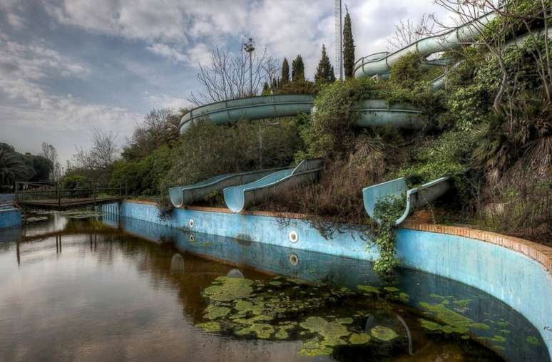 <p>Parque aquático é envolvido por plantas depois de ser abandonado</p>