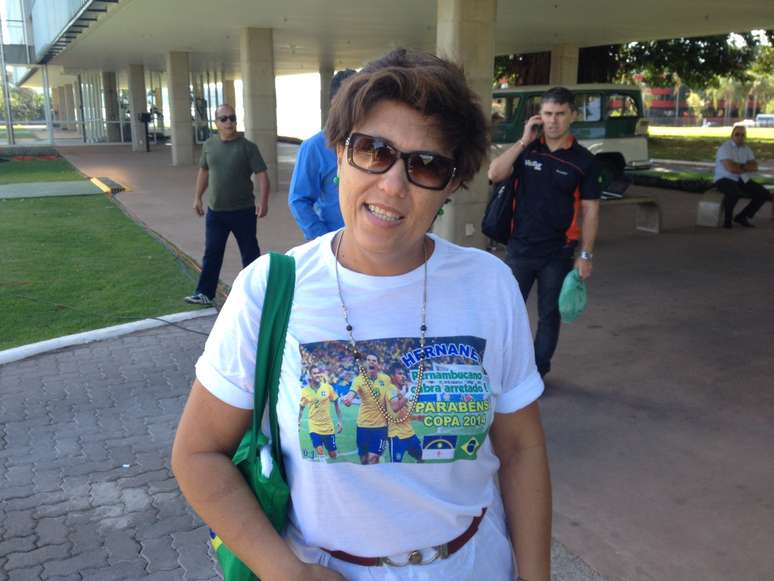 Mãe de Hernanes chega a hotel para visitar filho em Brasília