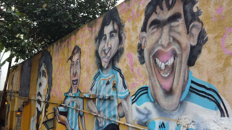 Grandes nomes do futebol argentino como Messi, Maradona e Tevez foram colocados nos muros