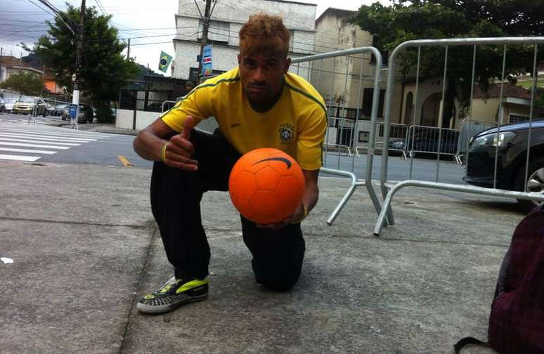 Sósia de Neymar, Thiago Alves exibe talento com a bola nas ruas de Santos