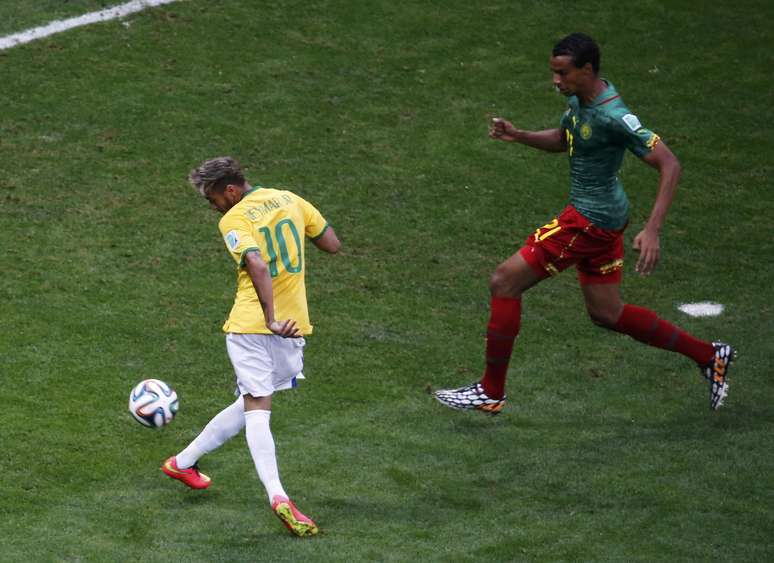 <p>Após bela jogada de Luiz Gustavo pela esquerda, Neymar recebe cruzamento e chuta no canto para abrir o placar para o Brasil no jogo contra Camarões. O gol do camisa 10, marcado na centésima partida da Seleção em Copas do Mundo, foi também o 100º desta edição do Mundial.</p>