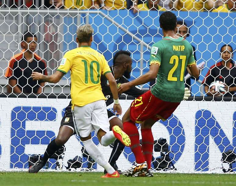 Luiz Gustavo faz bela jogada pela esquerda e cruza para Neymar, que chuta no canto para abrir o placar para o Brasil